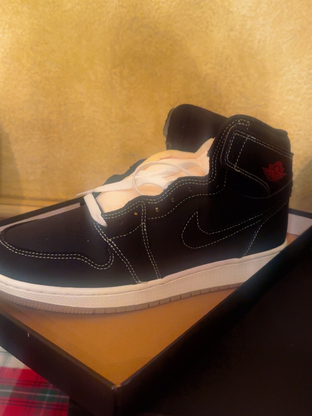 Air Jordan 1 retro OG black flight club - Black and White with Red Logo